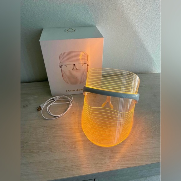 LED Light Therapy Mask - Picture 3 of 8